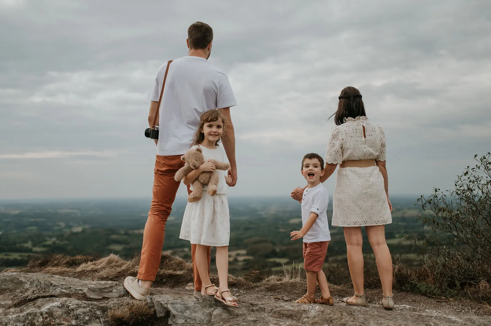 Une famille de dos, face au panorama.
