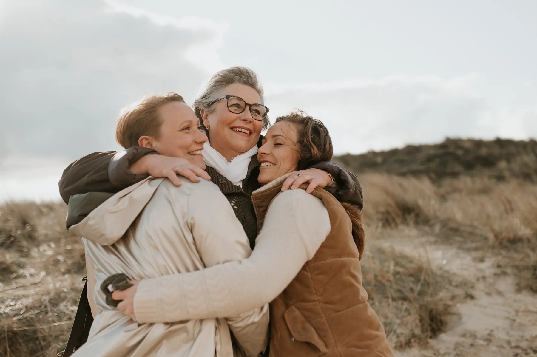 Une mère et ses filles s’enlacent dans la lande.