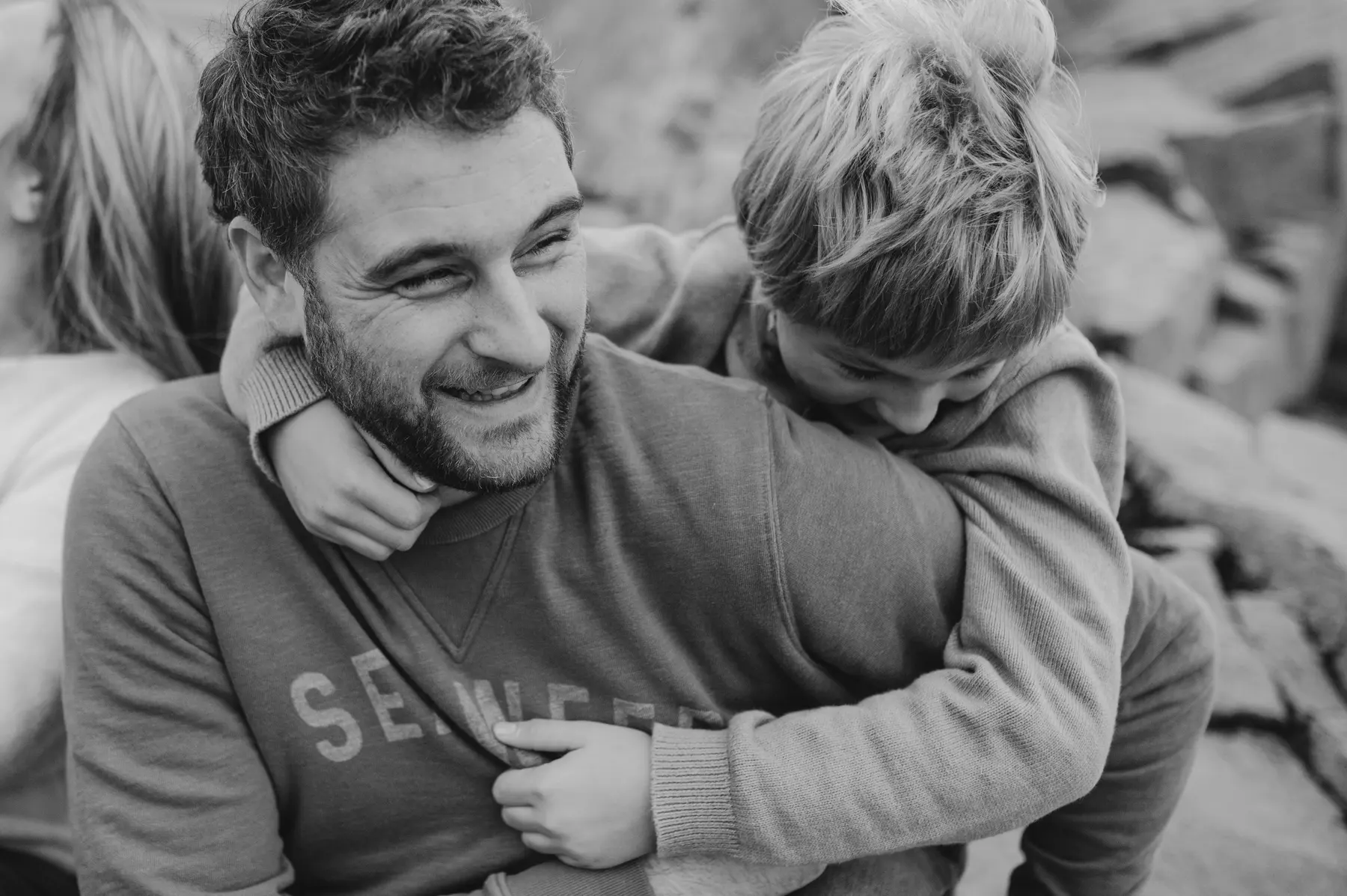 Un père et son fils à Bréhat, en noir et blanc.
