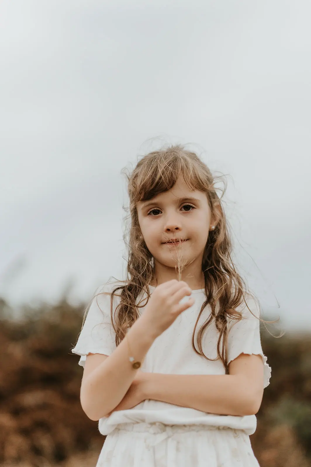 Portrait d’une fillette dans la lande.