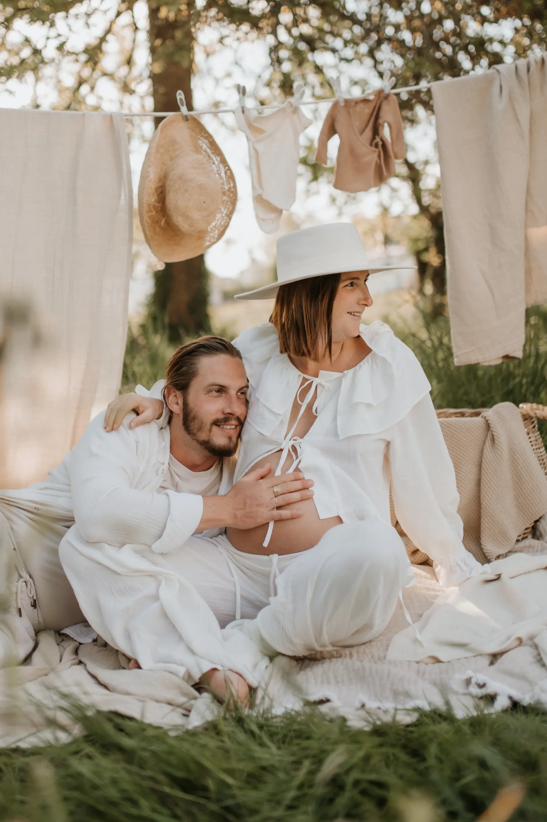 Une famille vêtue de blanc derrière un fil à linge.