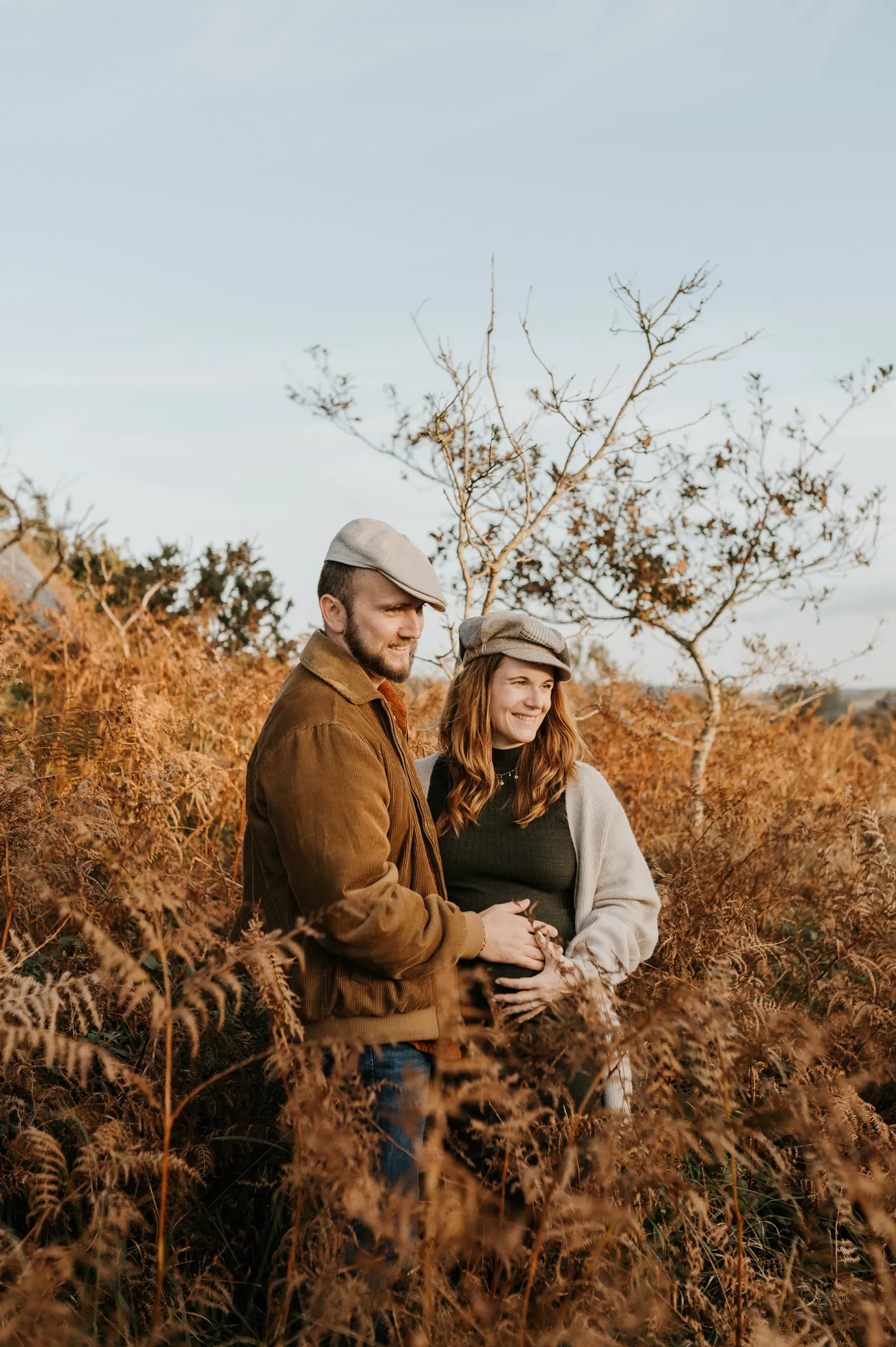 Un couple au milieu des fougères rousses.
