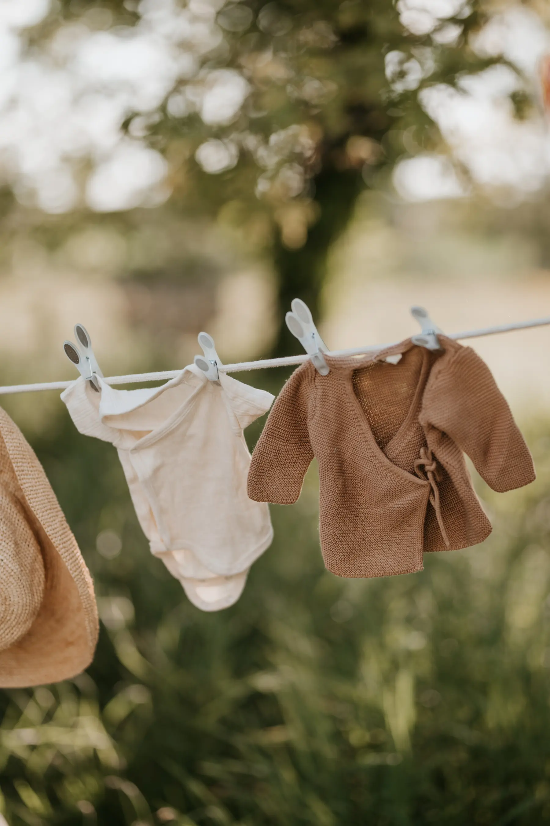 Des vêtements de bébé pendus à un fil.