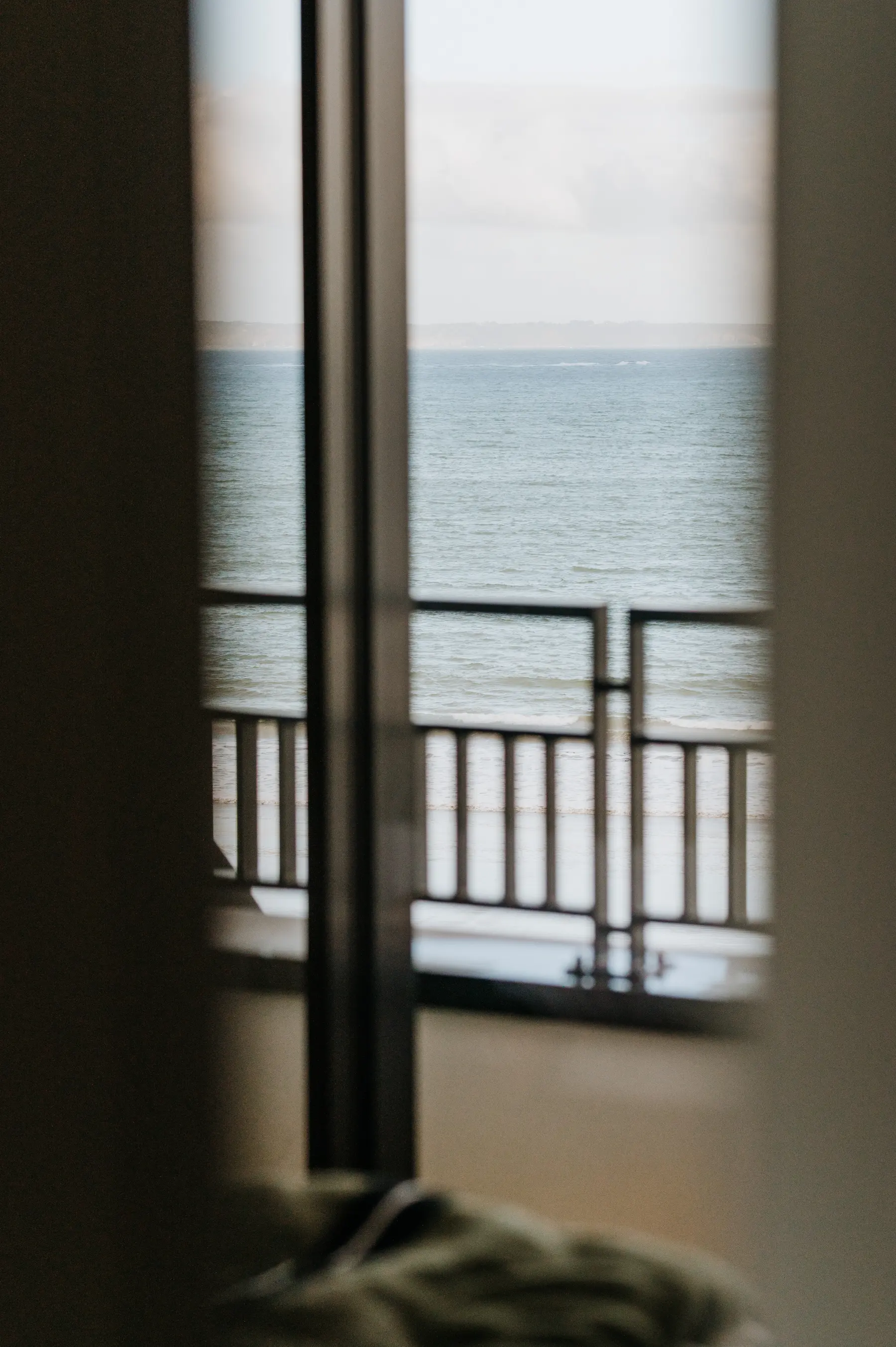 Le balcon d’une chambre ouvert sur la mer.