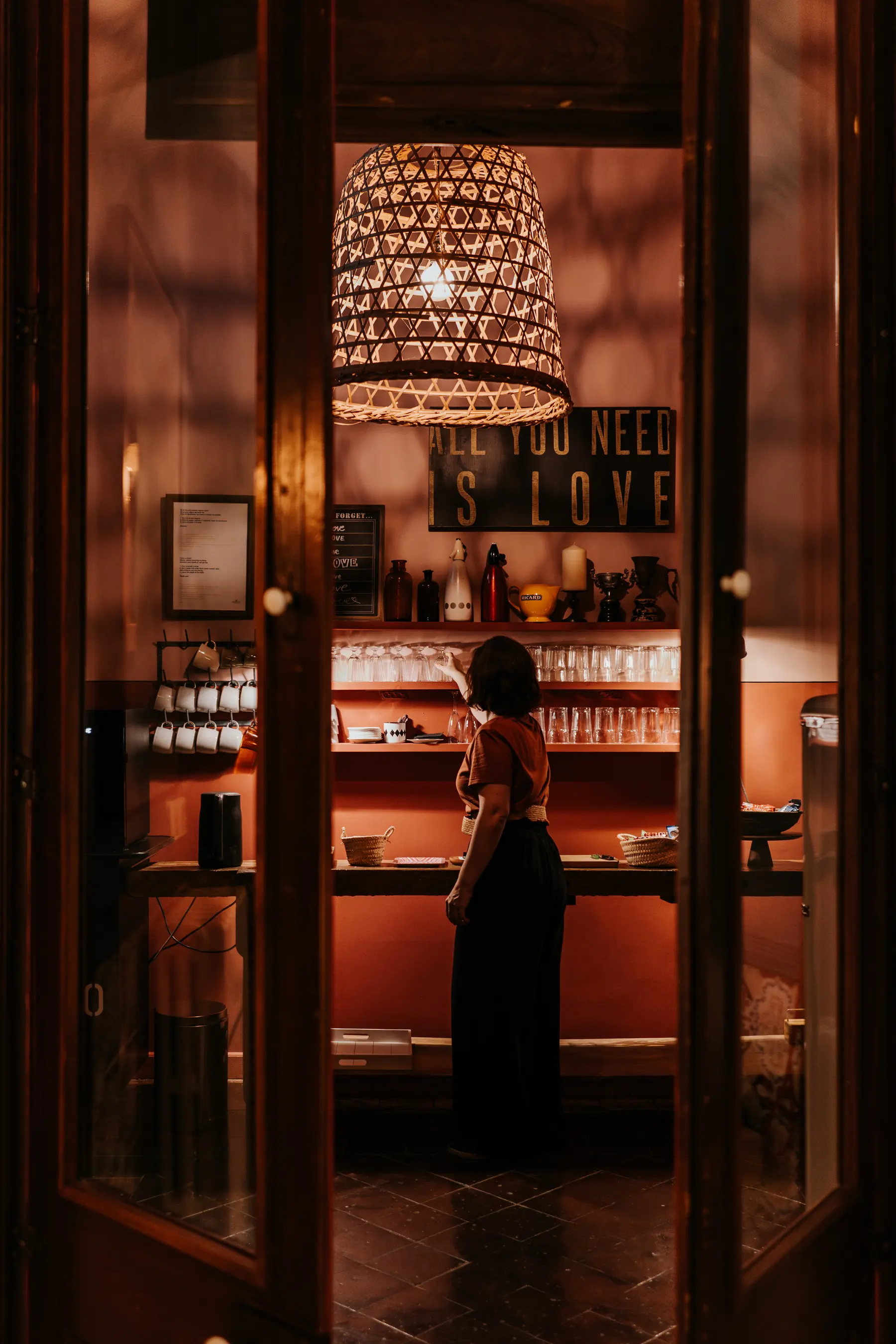 Le bar d’un hôtel, éclairé à la tombée du soir.