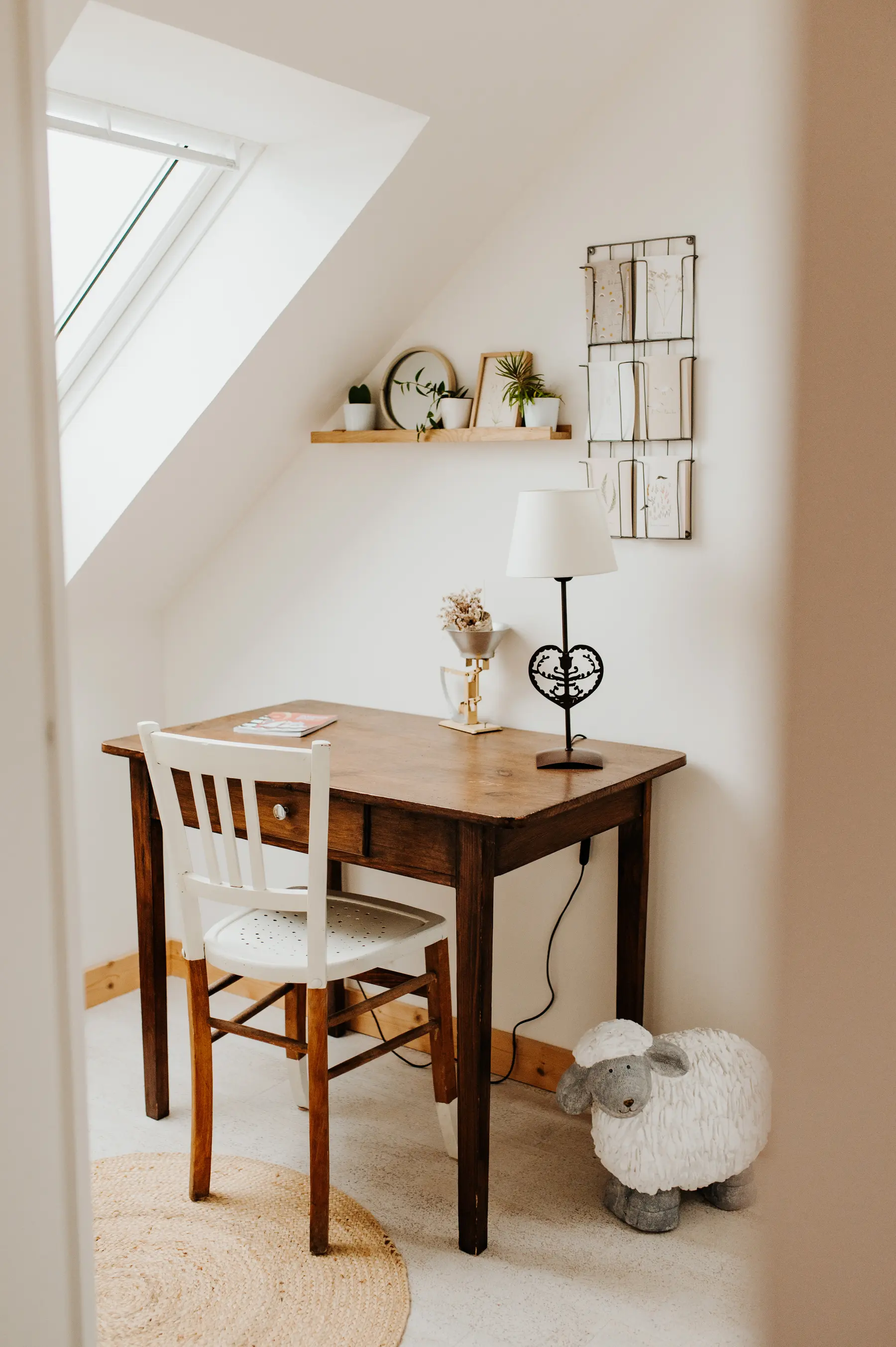 Un bureau de bois chiné, installé dans un gîte.