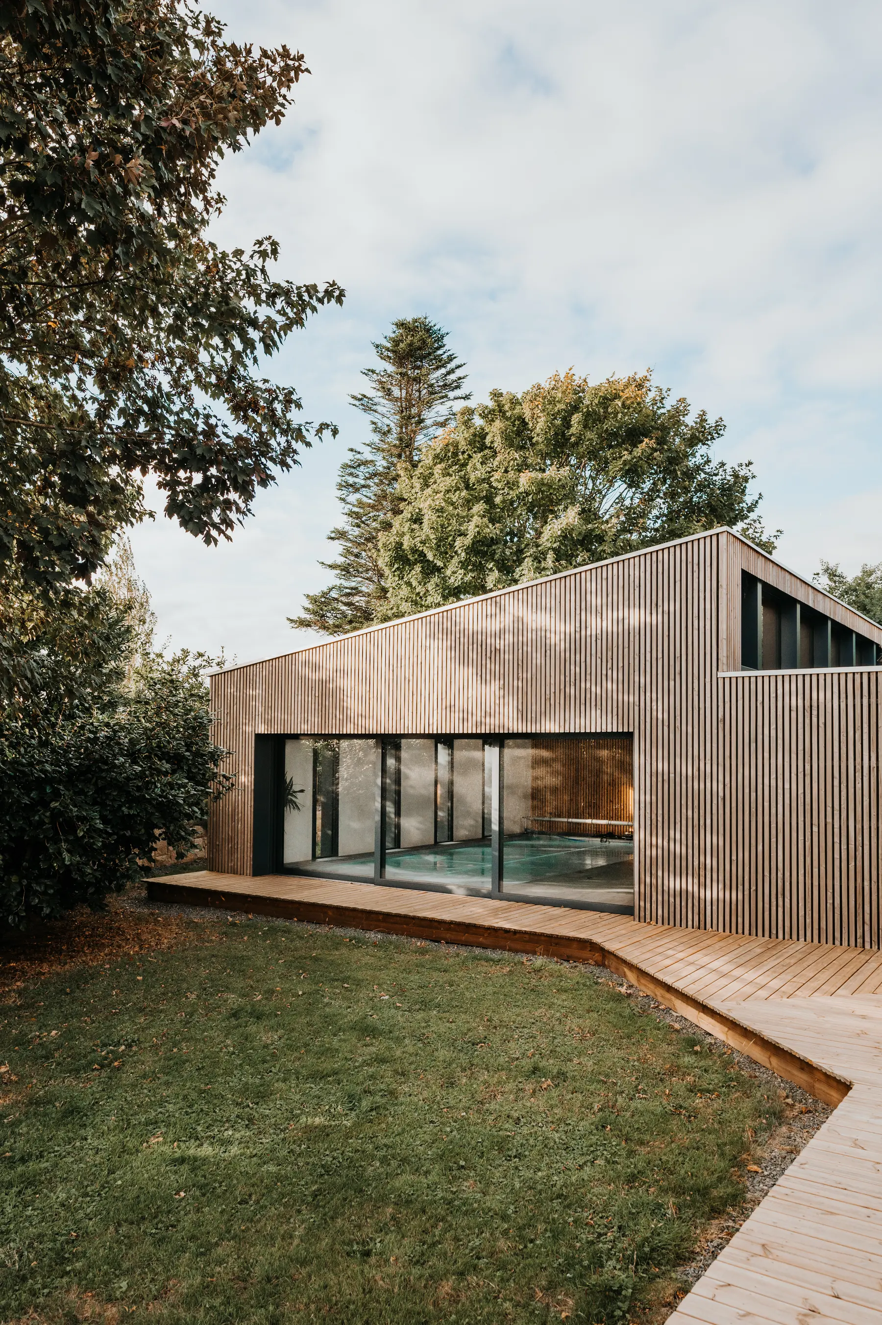 Une maison de bois contemporaine et son jardin.