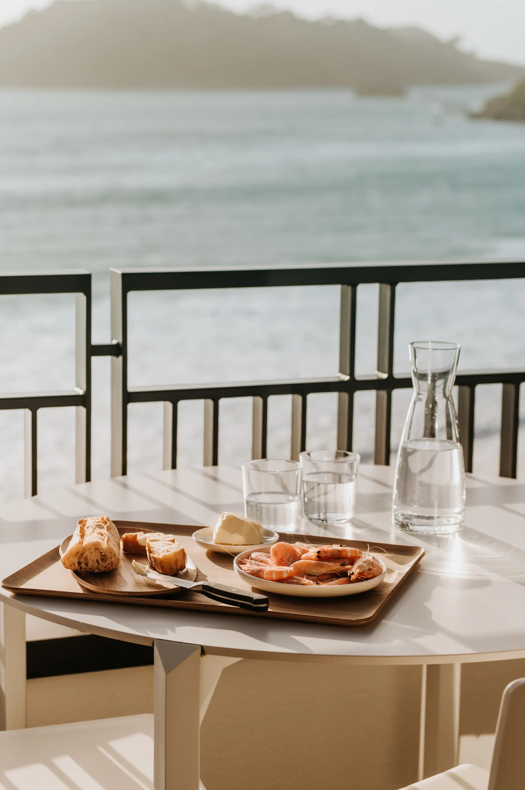 Un petit-déjeuner servi en terrasse, face à la mer.