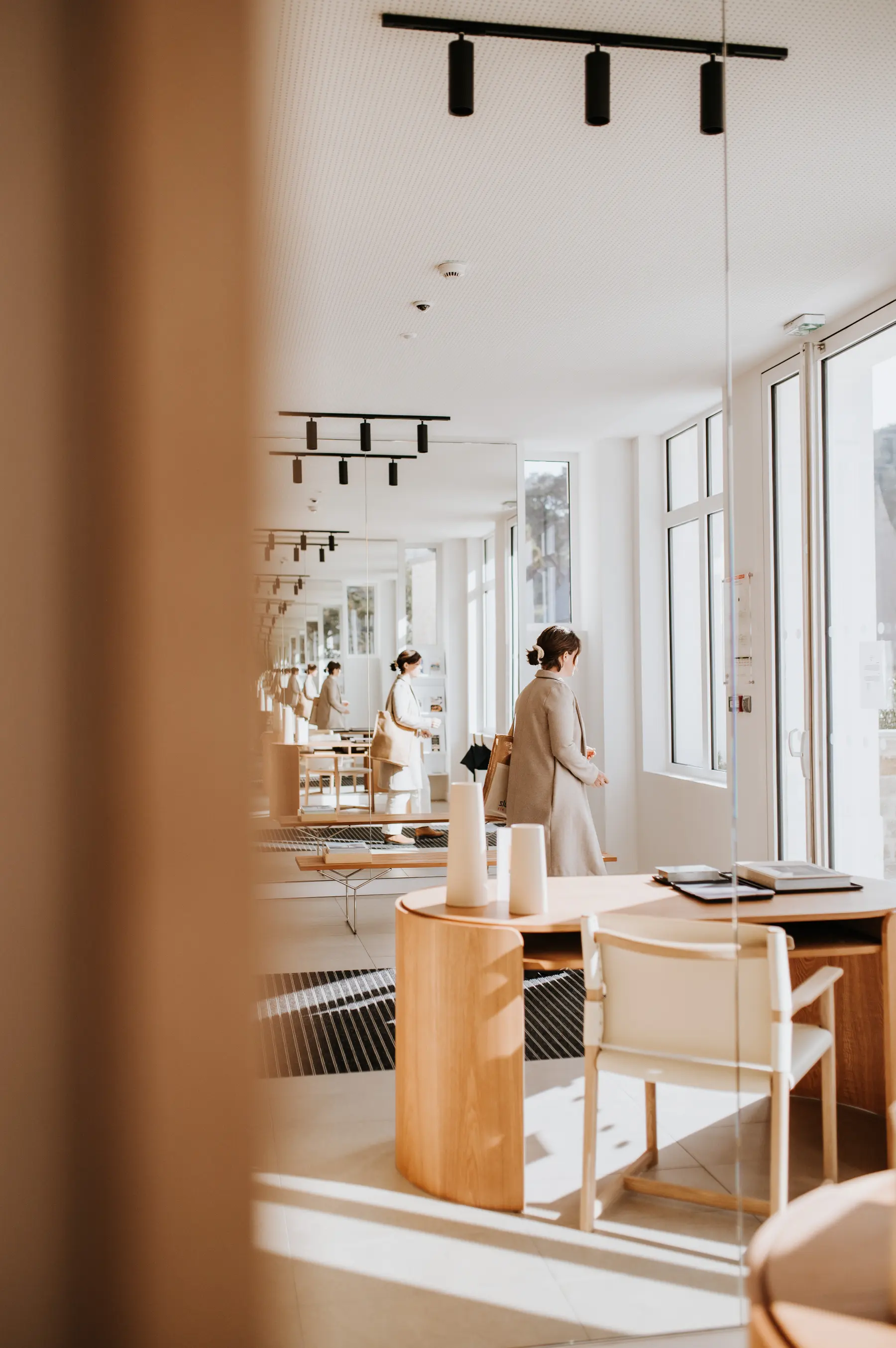 La salle lumineuse d’un restaurant, dressée avant le service.