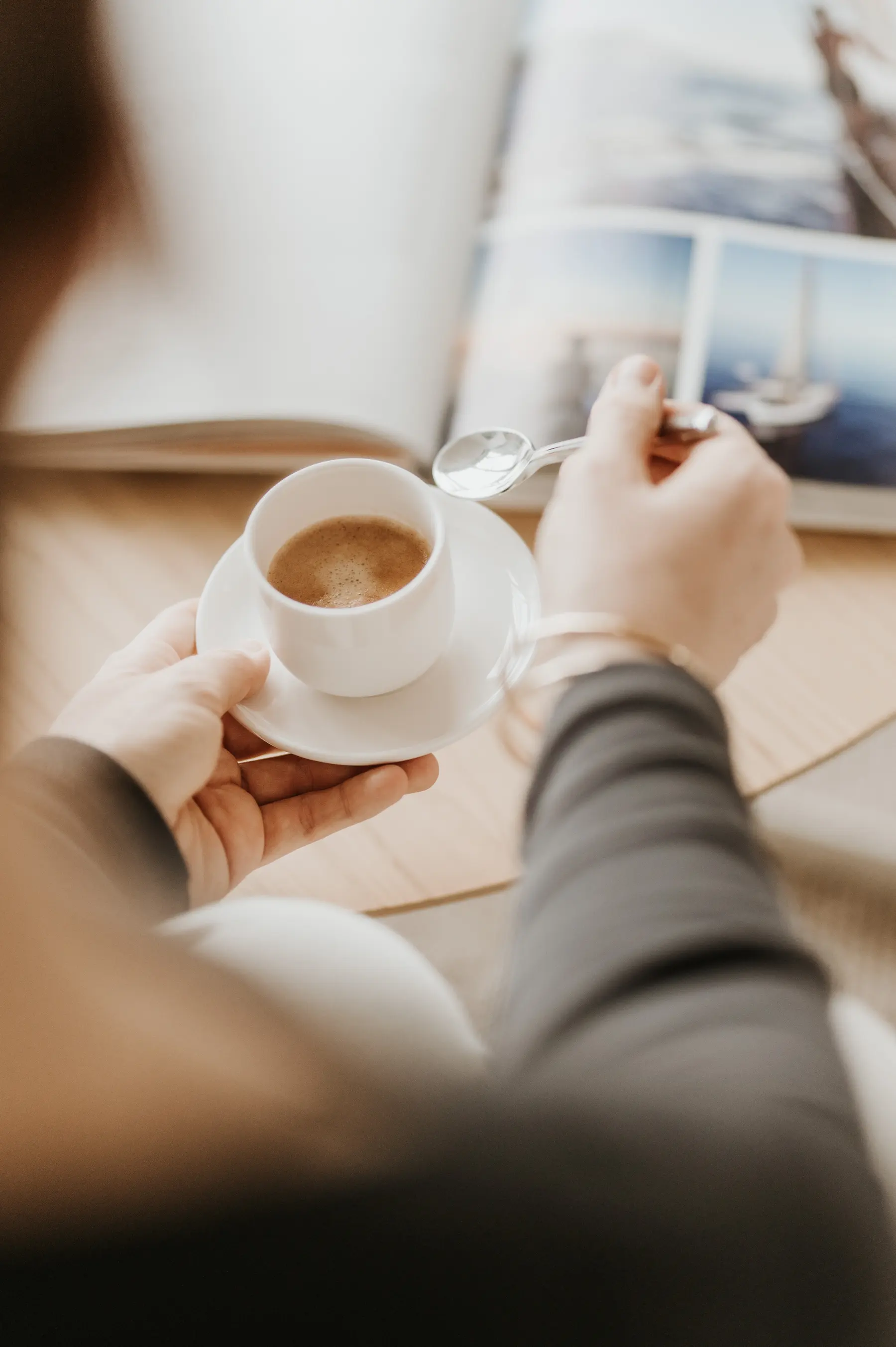 Deux mains referment sur une tasse de café.