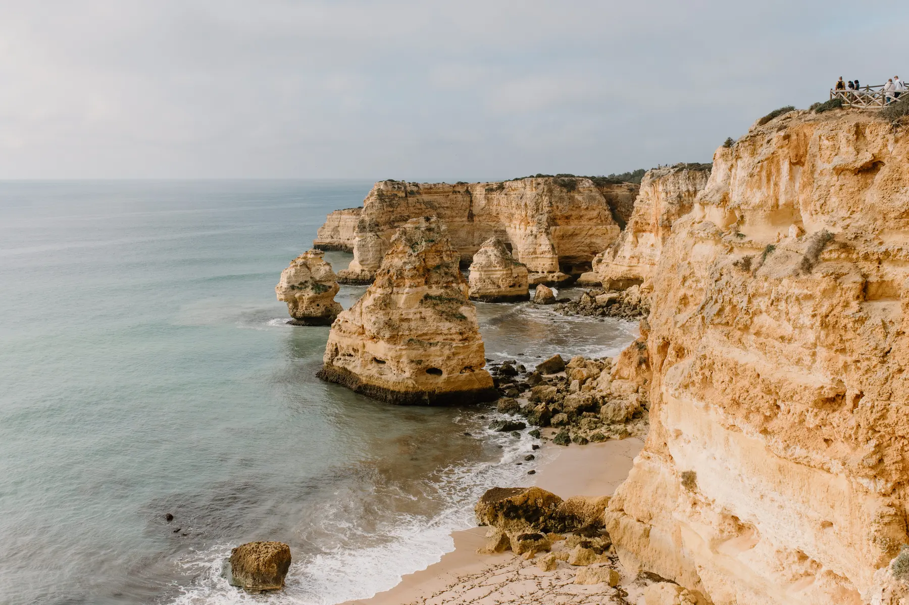 Les falaises ocre de l’Algarve, au Portugal.