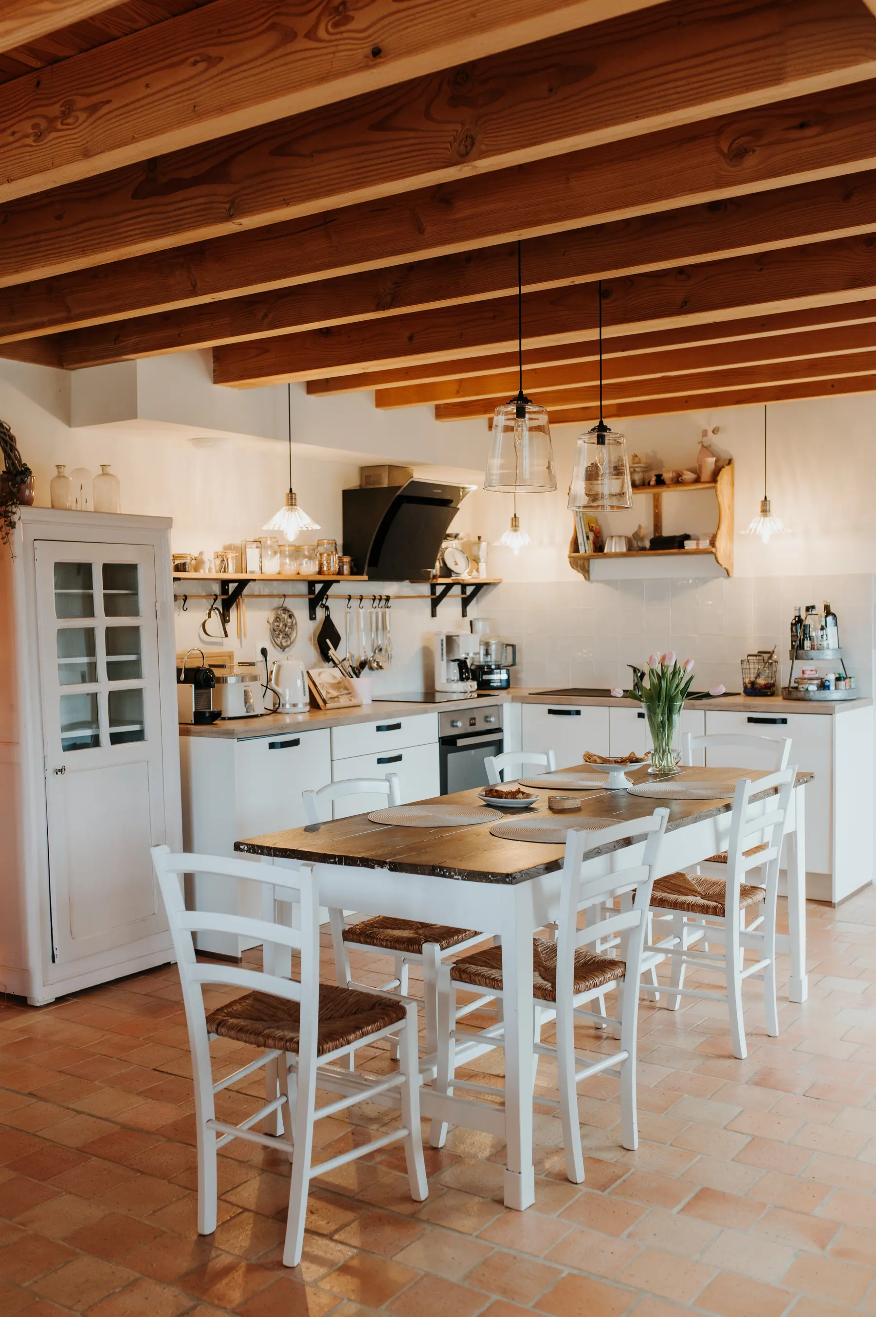 La salle à manger blanche et bois d’une chambre d’hôtes bretonne.