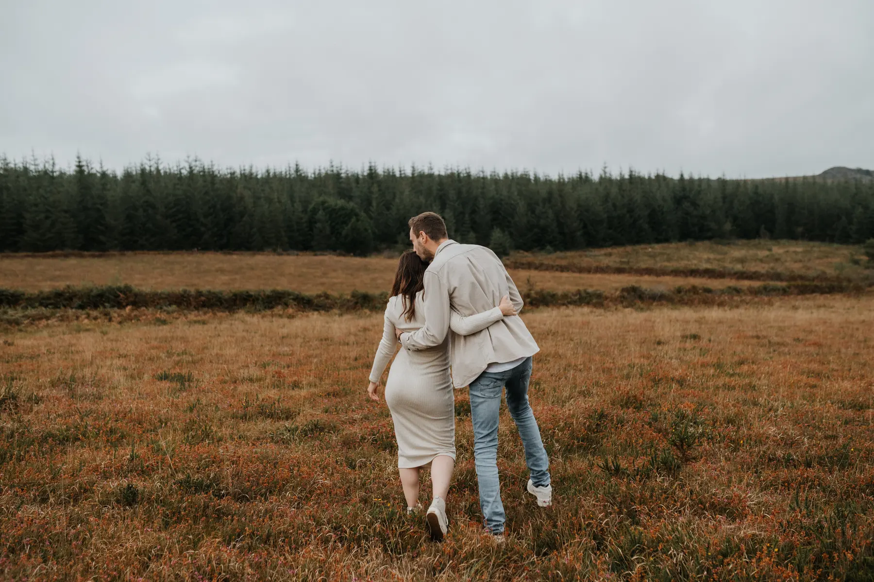 Un couple dans la lande des Monts d’Arrée, pendant une séance grossesse.