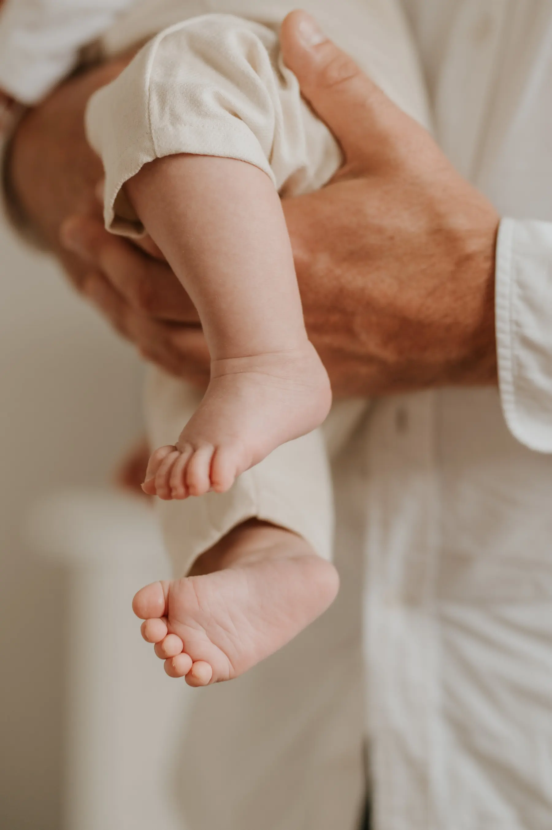 Les pieds d’un nouveau-né en gros plan.