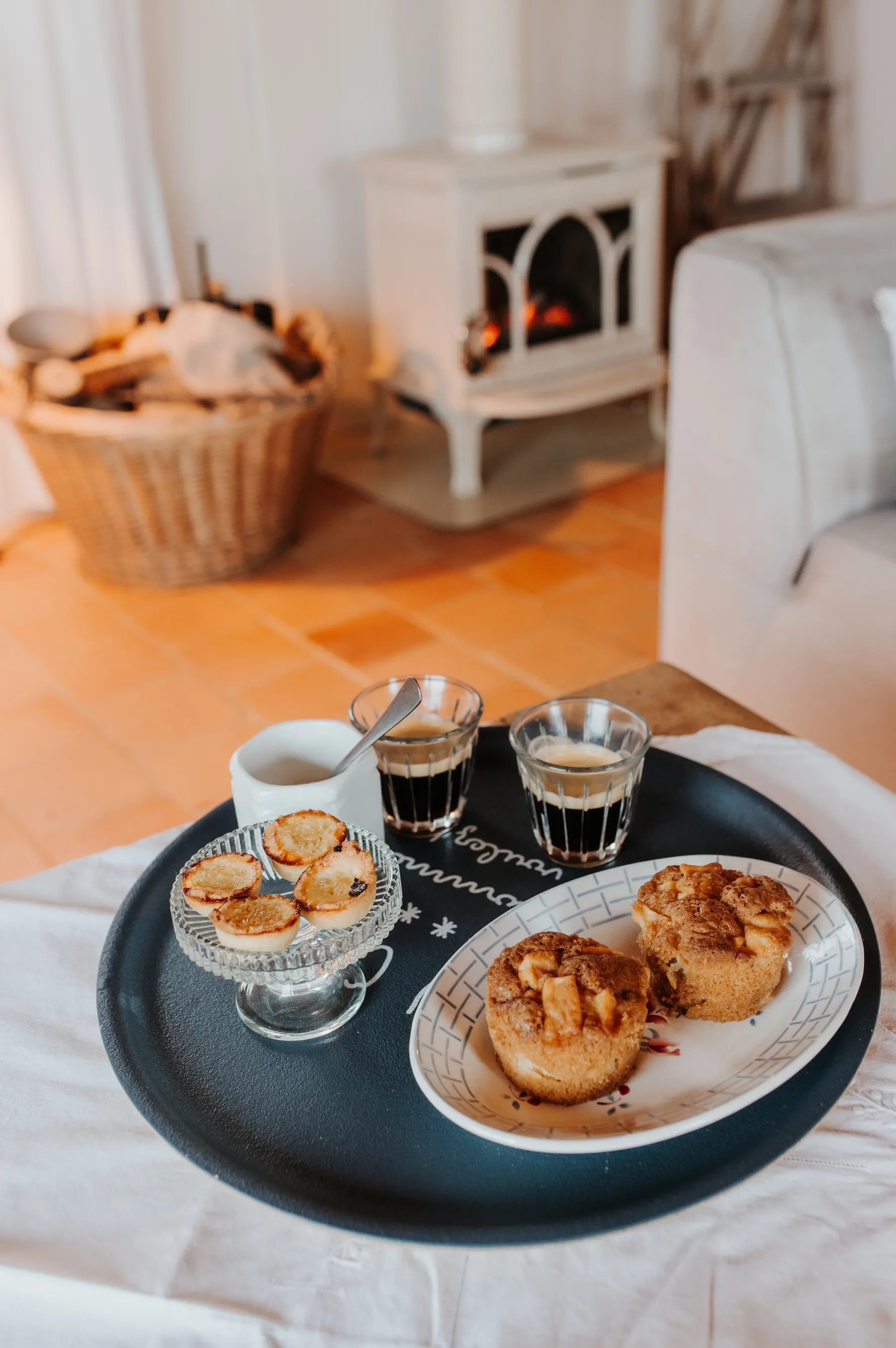 Un goûter dressé sur une table basse, au coin du feu.
