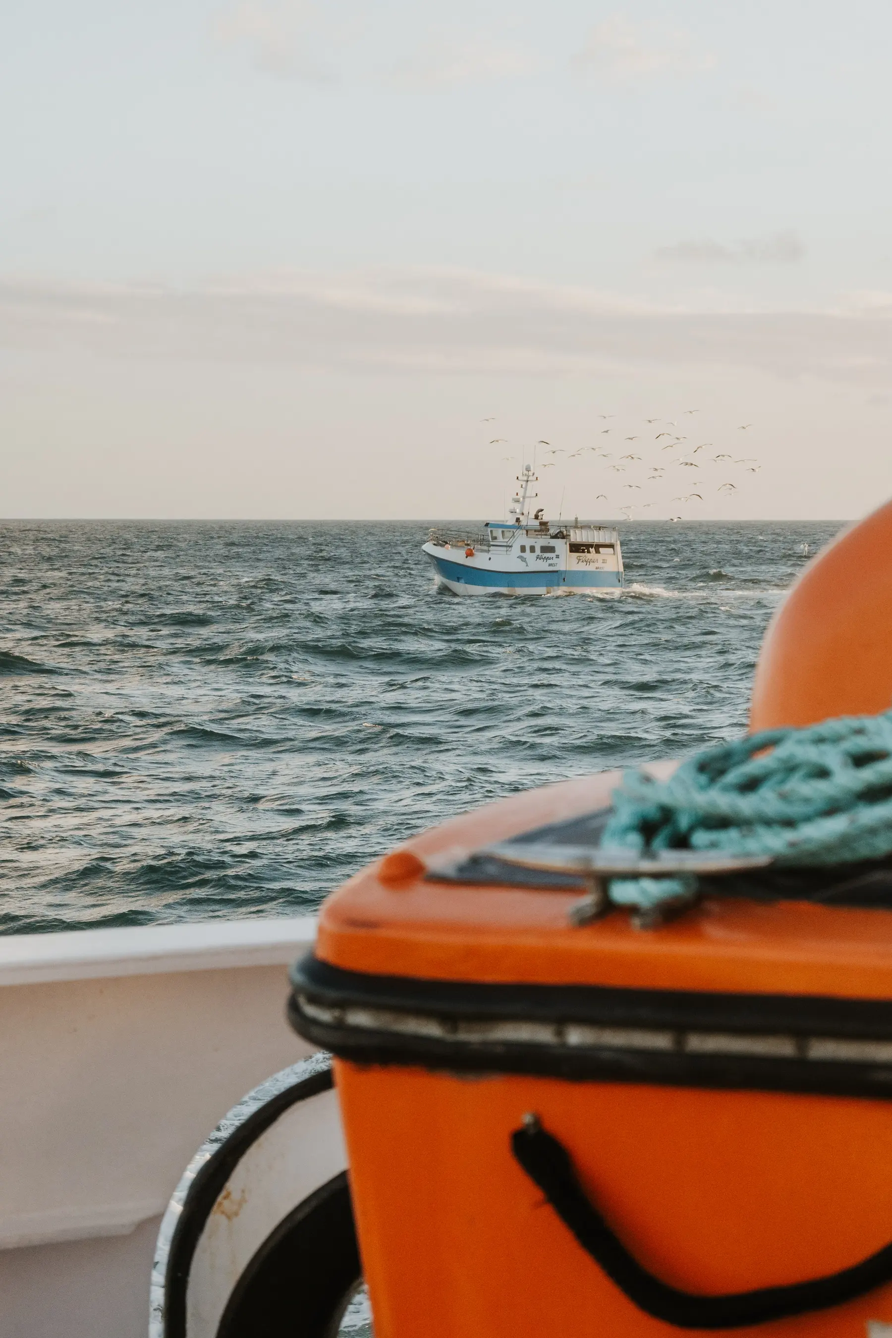 Une bouée orange sur le pont d’un bateau de pêche.