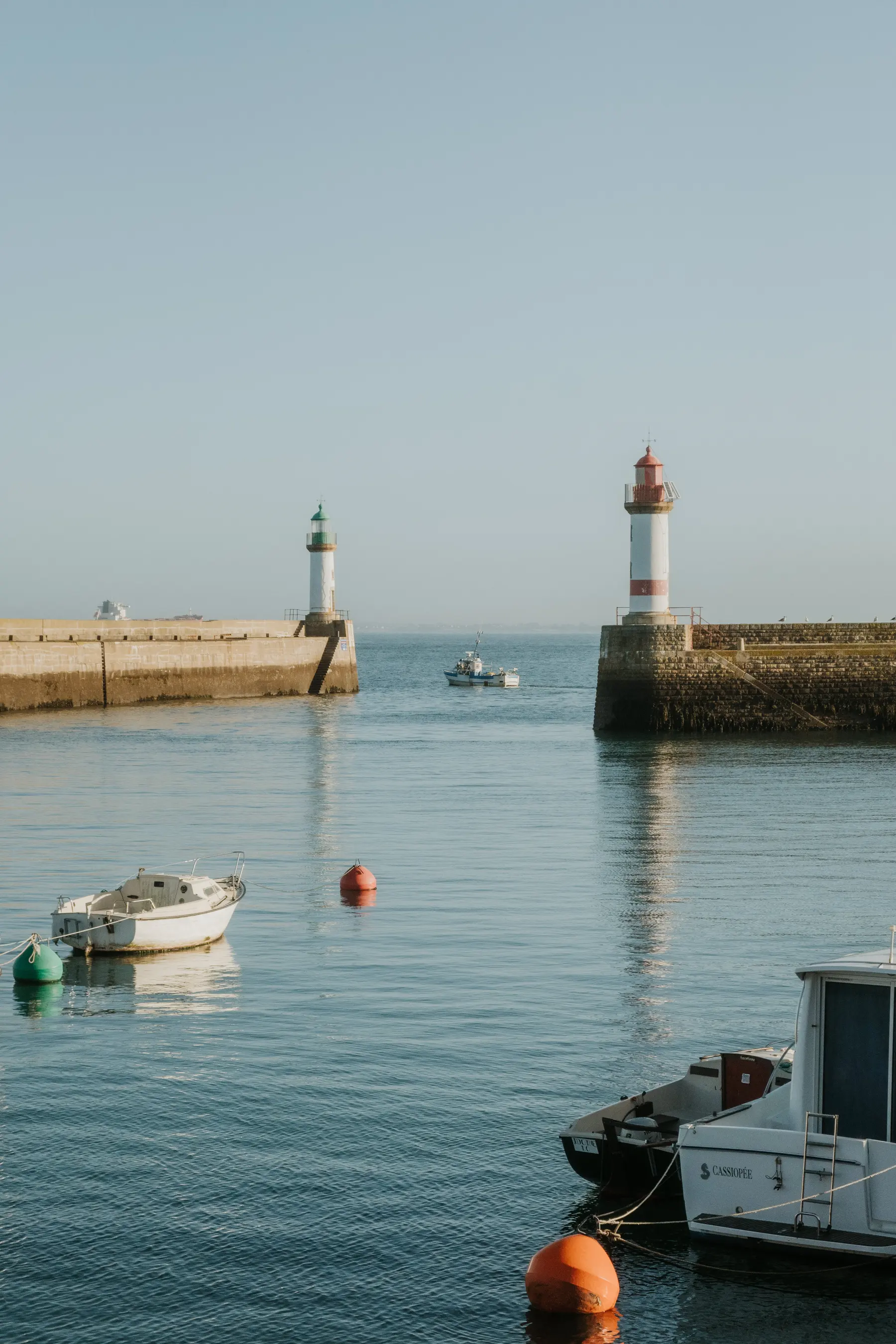 Les feux d’une jetée à l’entrée d’un port.