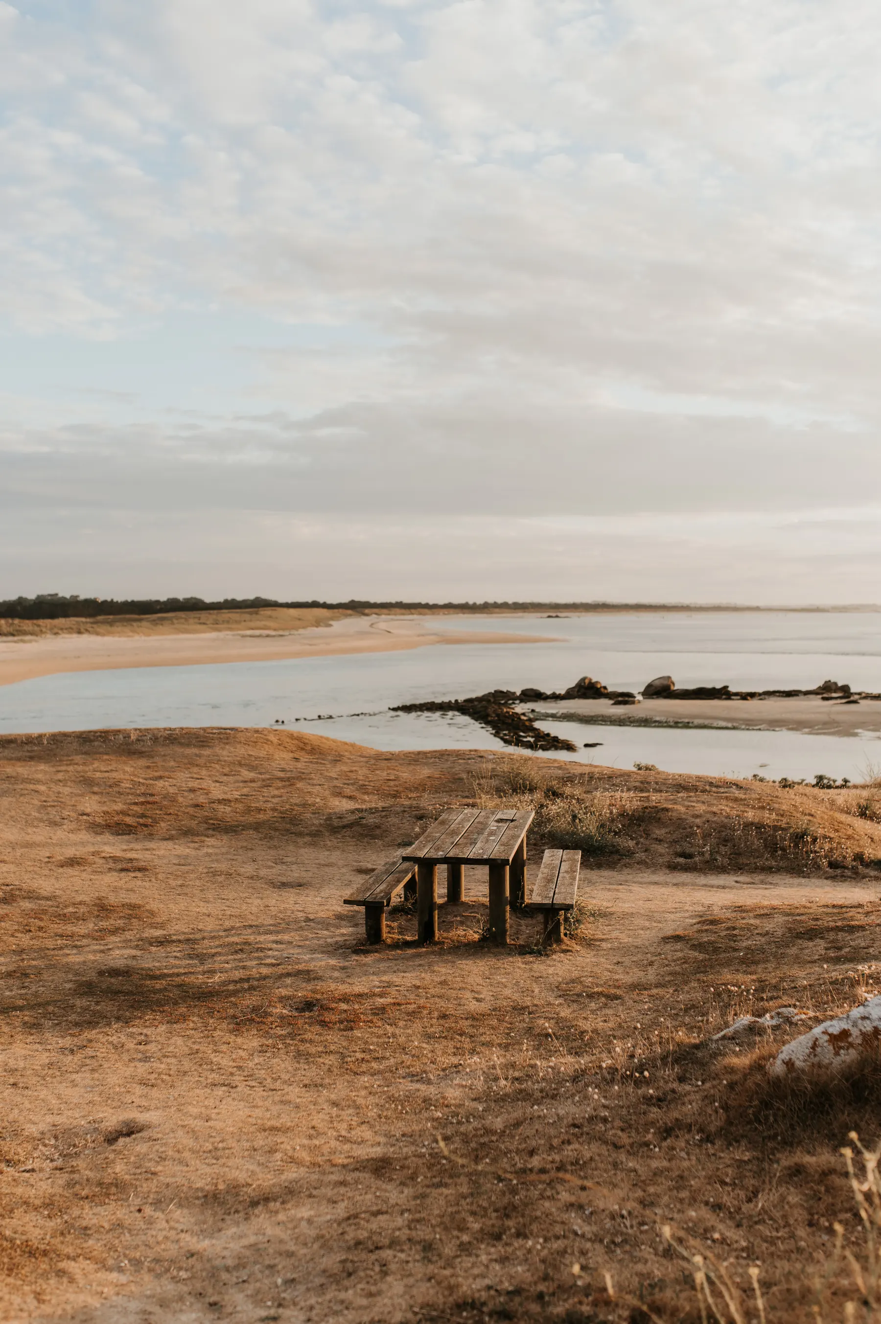 Une table de pique-nique au bord d’un estuaire.