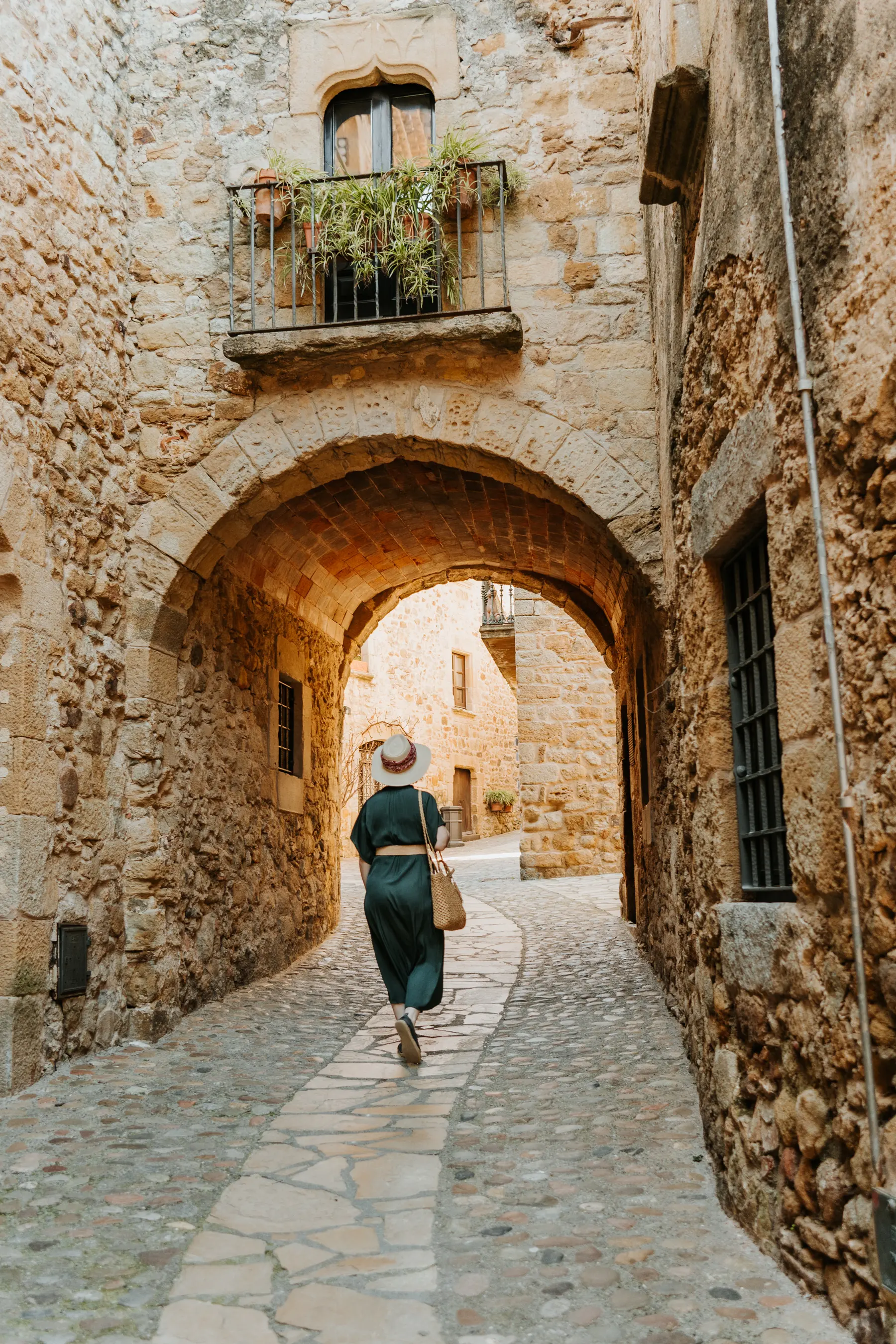 Une ruelle voûtée dans un village médiéval.